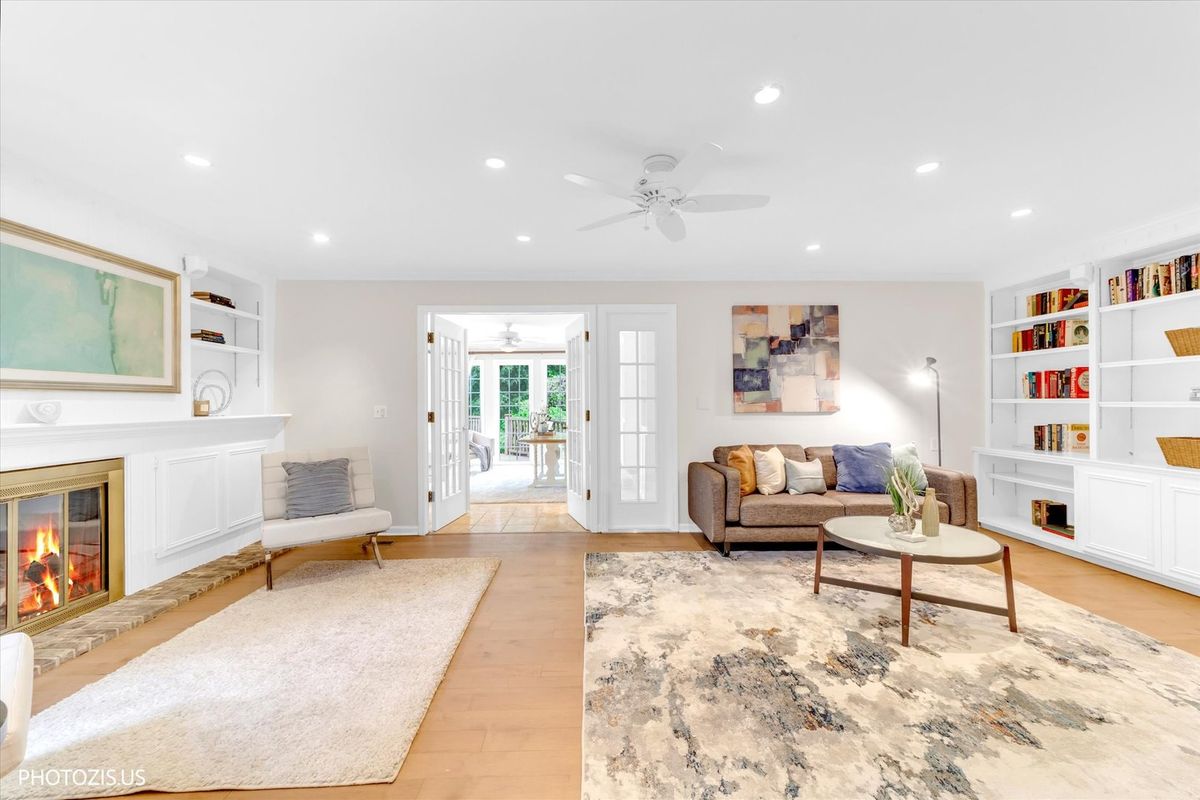 2440 The Strand, Northbrook, IL 60062