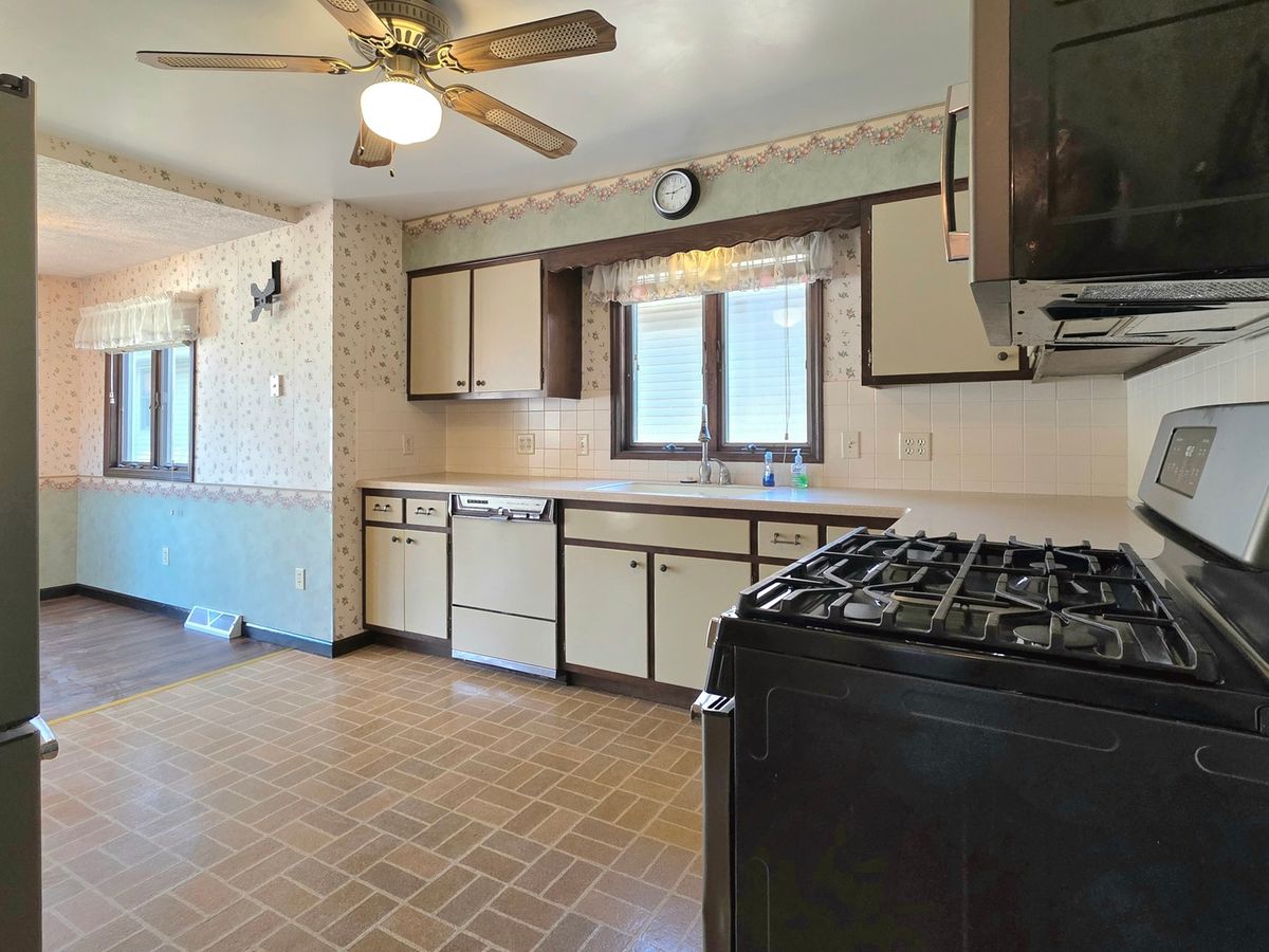 1609 N Hickory Street, Crest Hill, IL 60403