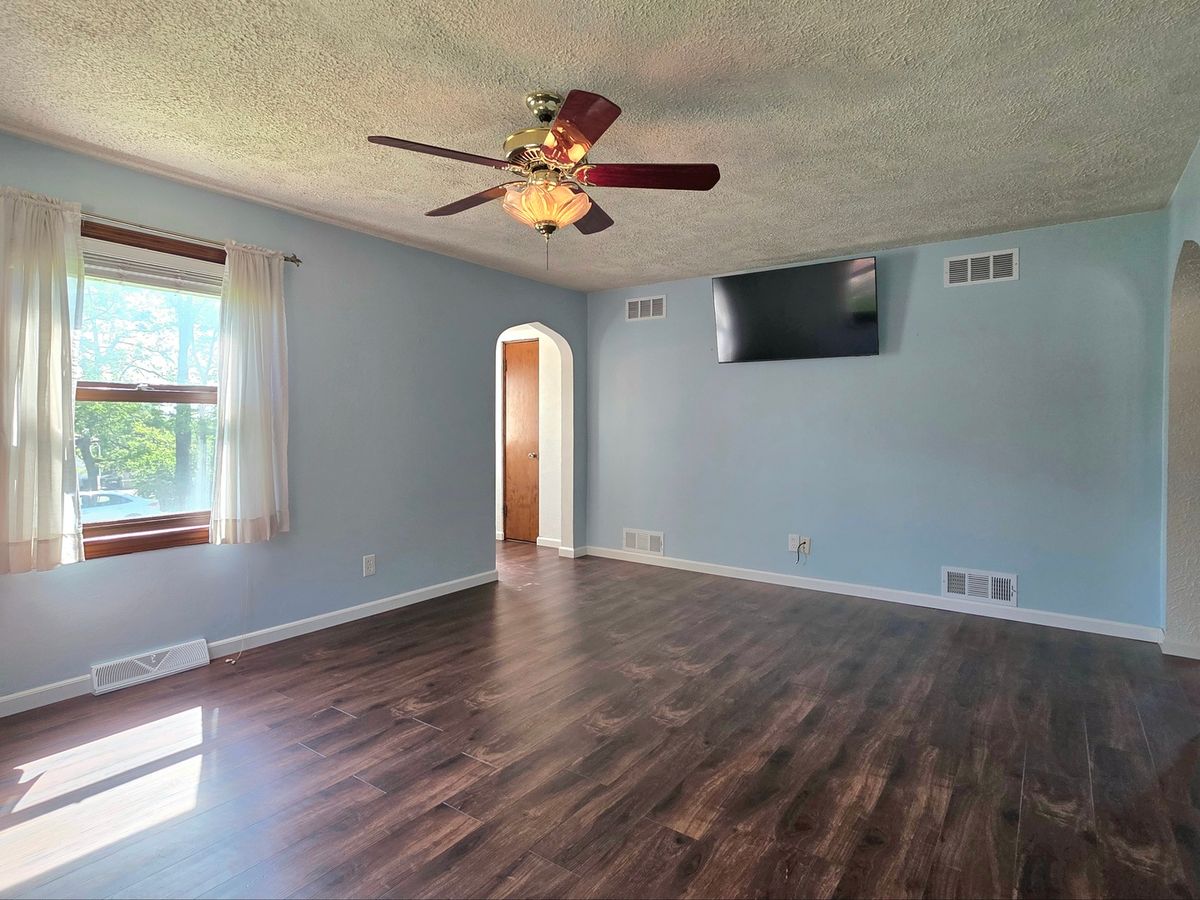 1609 N Hickory Street, Crest Hill, IL 60403