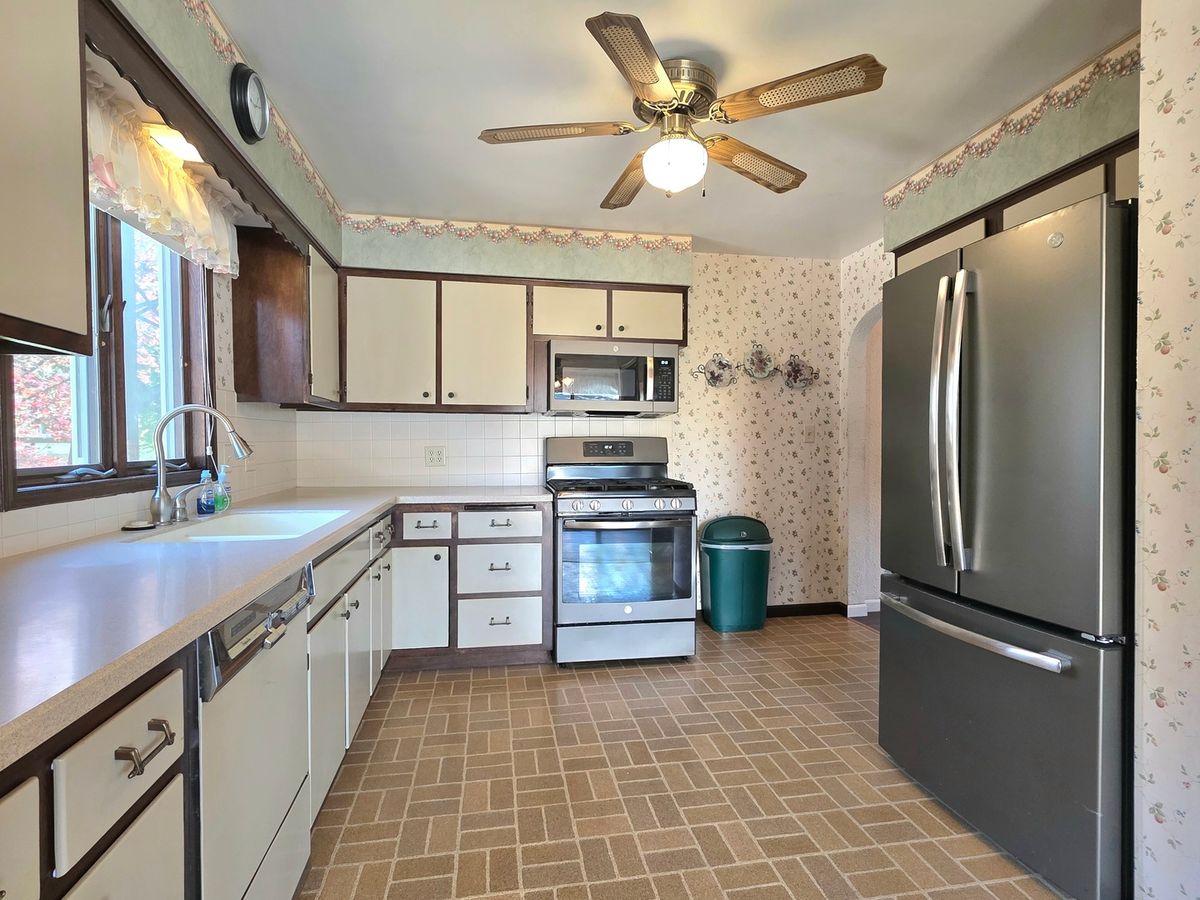 1609 N Hickory Street, Crest Hill, IL 60403
