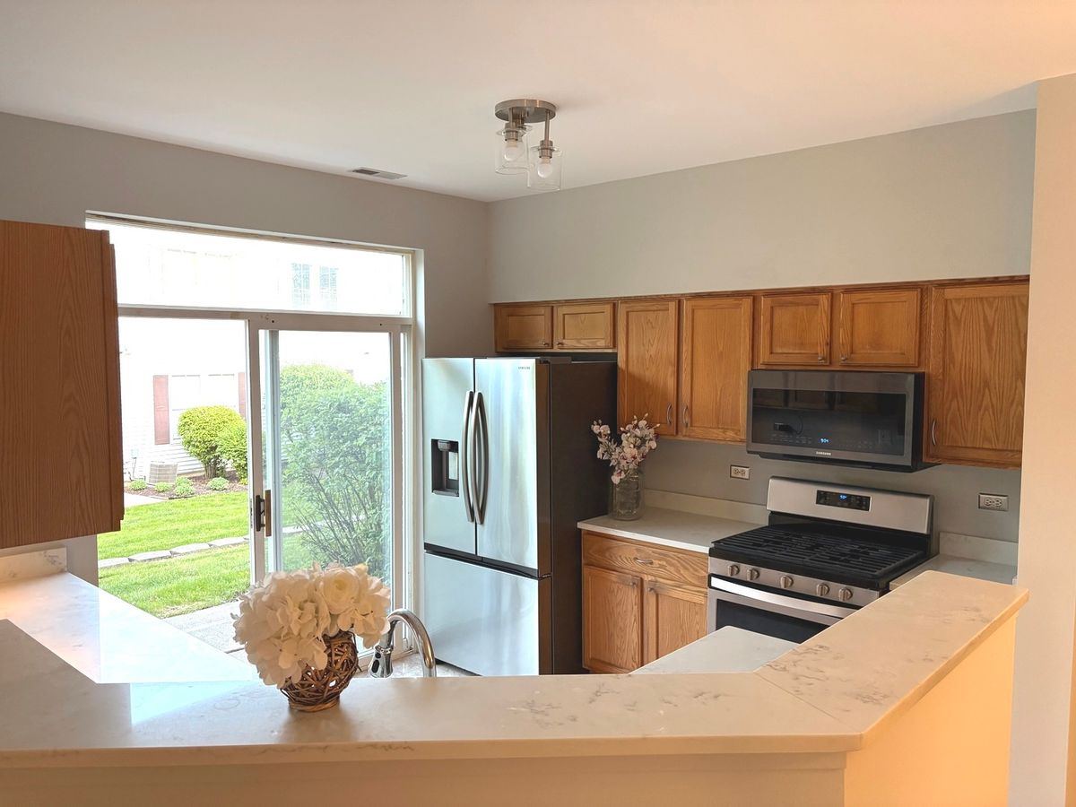 2912 FALLING WATERS Lane, Lindenhurst, IL 60046
