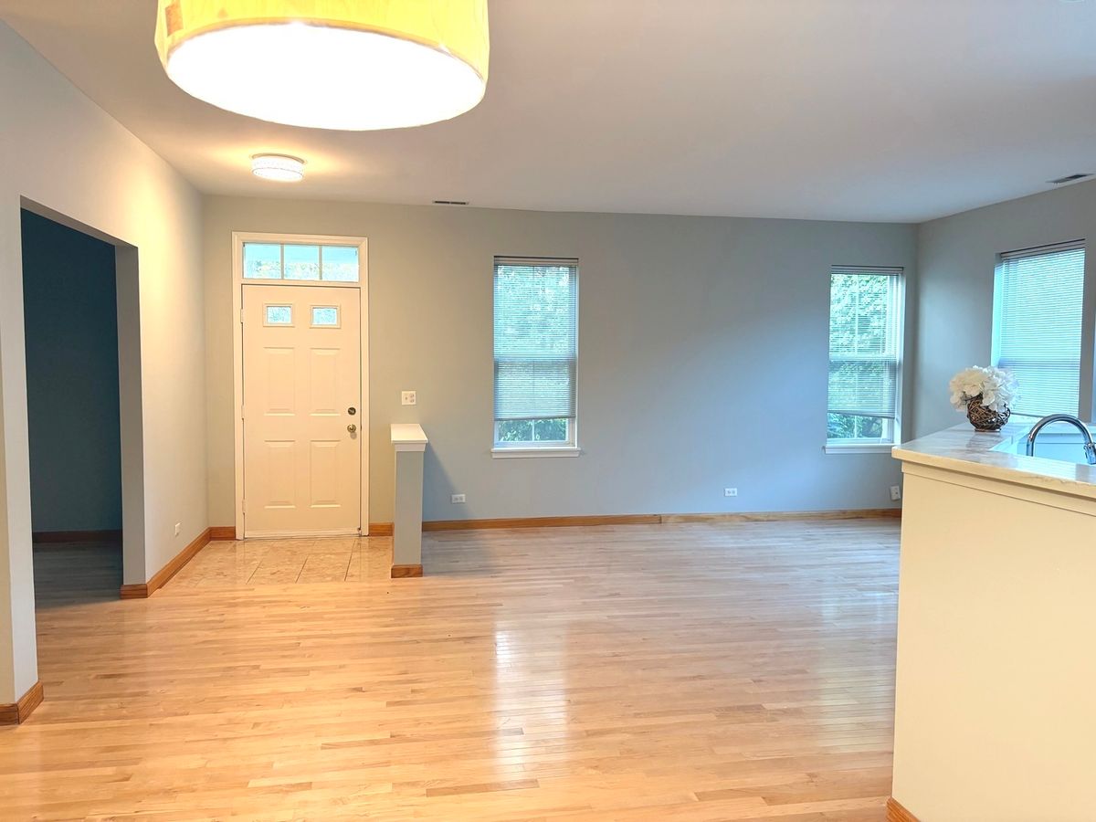 2912 FALLING WATERS Lane, Lindenhurst, IL 60046