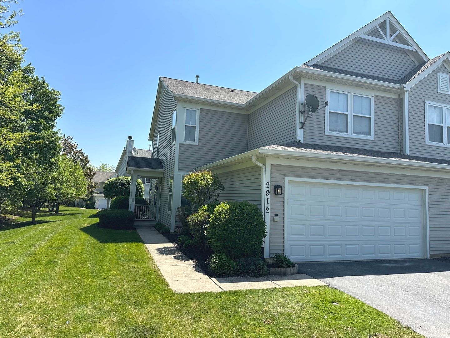 2912 FALLING WATERS Lane — Lindenhurst, IL 60046