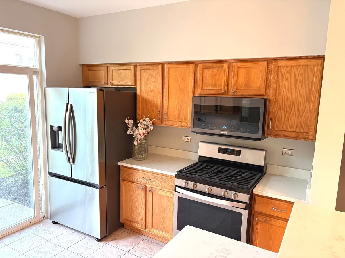 2912 FALLING WATERS Lane, Lindenhurst, IL 60046