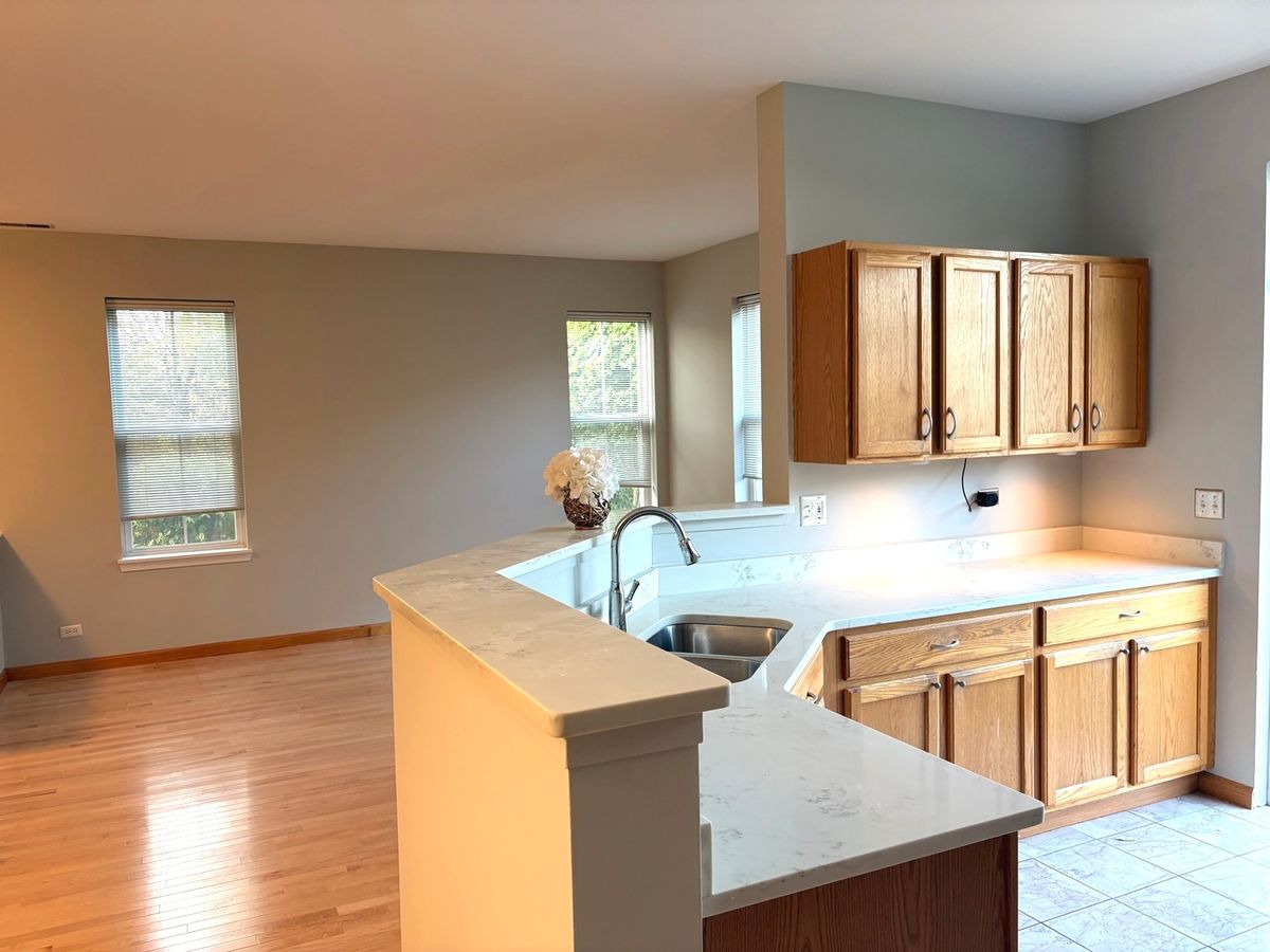 2912 FALLING WATERS Lane, Lindenhurst, IL 60046