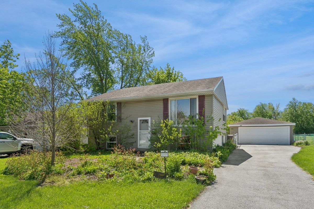 216 E Rose Street, Glenwood, IL 60425