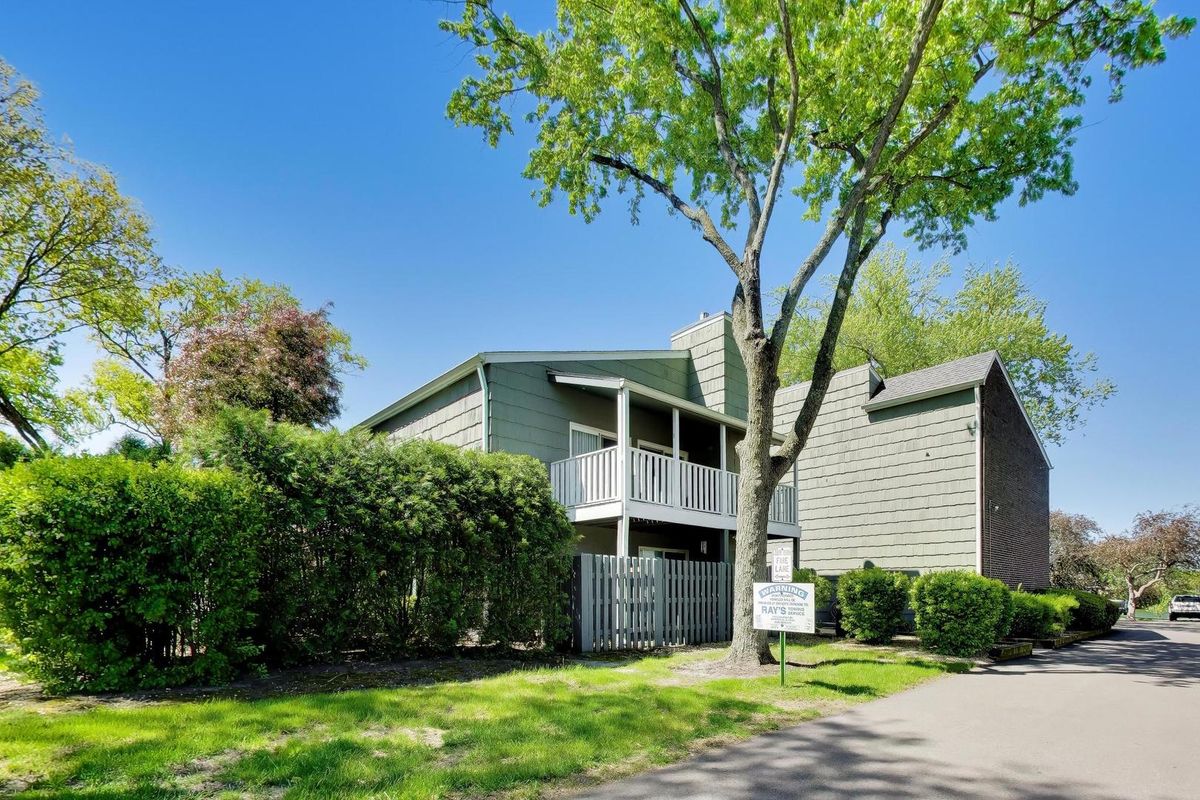 1520 Stonebridge Trail #2-1, Wheaton, IL 60189