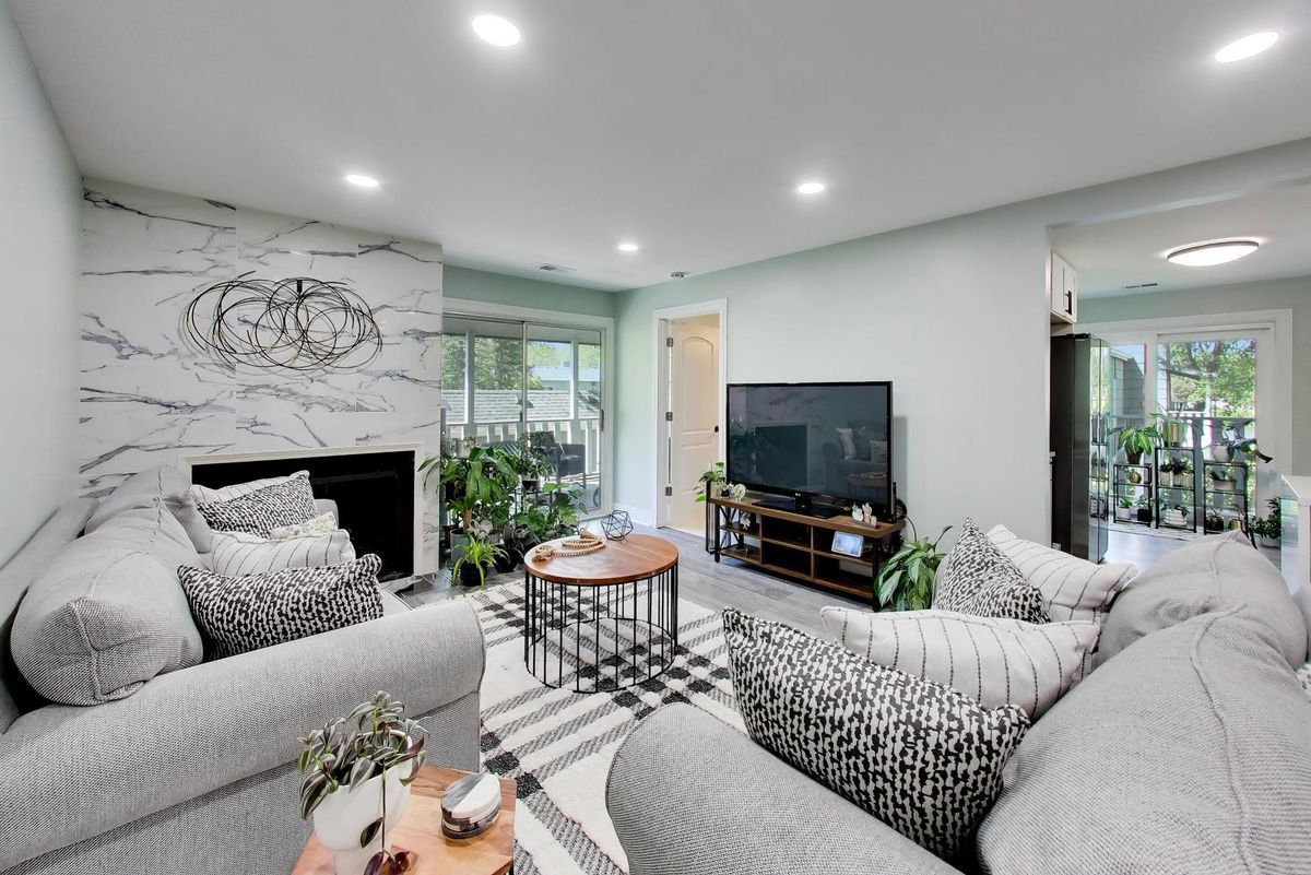 1520 Stonebridge Trail #2-1, Wheaton, IL 60189