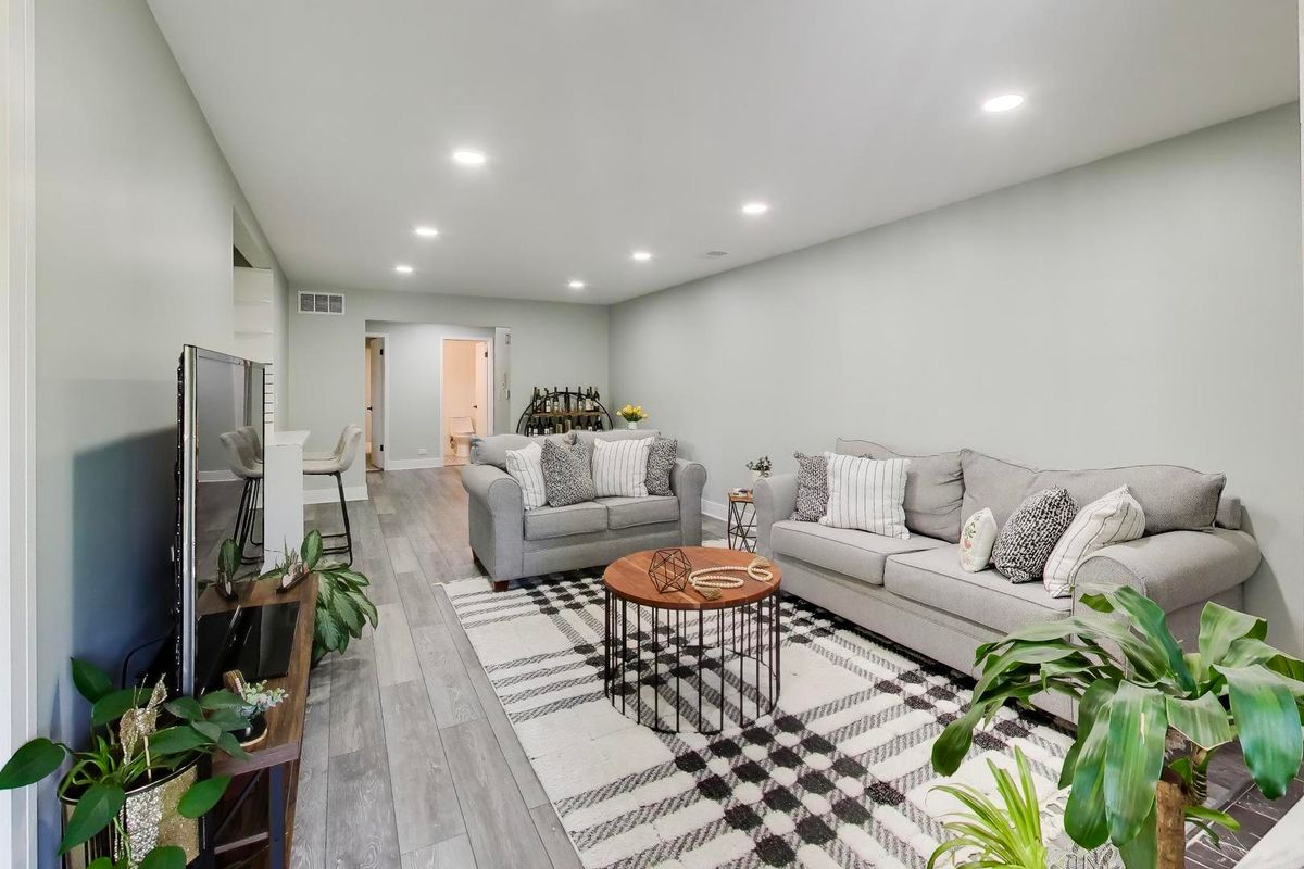 1520 Stonebridge Trail #2-1, Wheaton, IL 60189