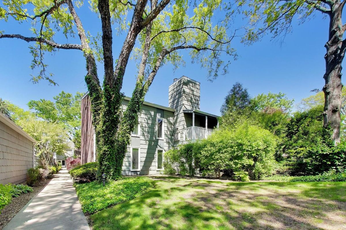 1520 Stonebridge Trail, Wheaton, IL 60189