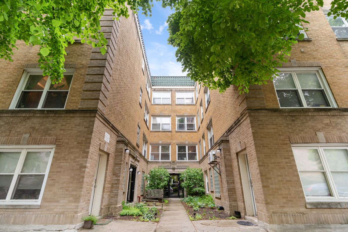 2846 CHRISTIANA Avenue, Chicago, IL 60618