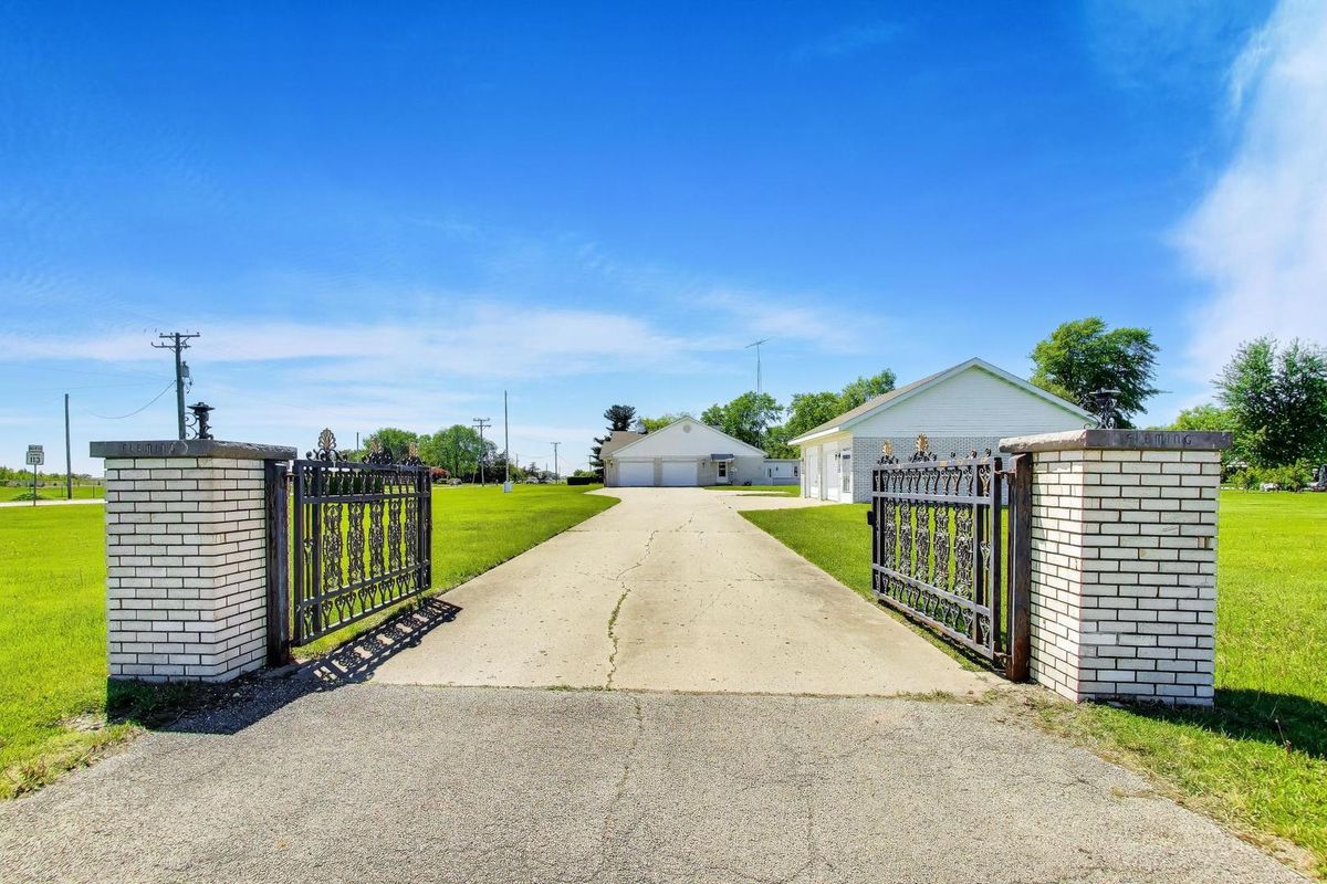 20 N Carbon Hill Road, Coal City, IL 60416