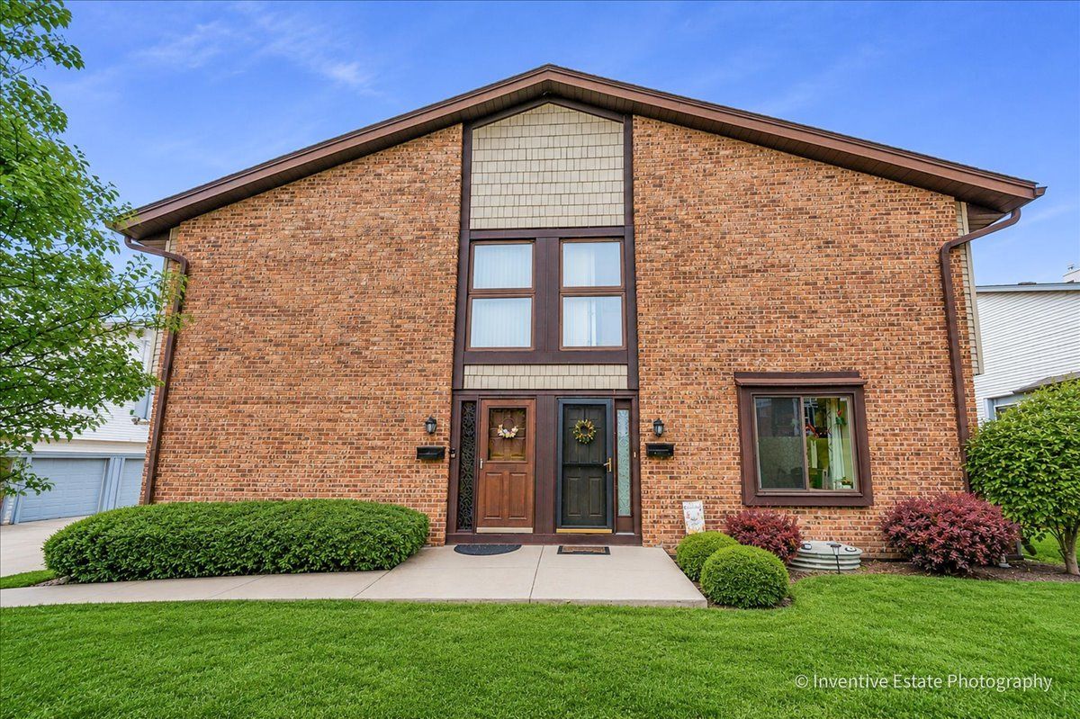 8325 Portsmouth Drive #A — Darien, IL 60561