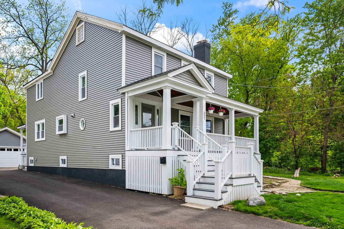331 E Russell Street, Barrington, IL 60010