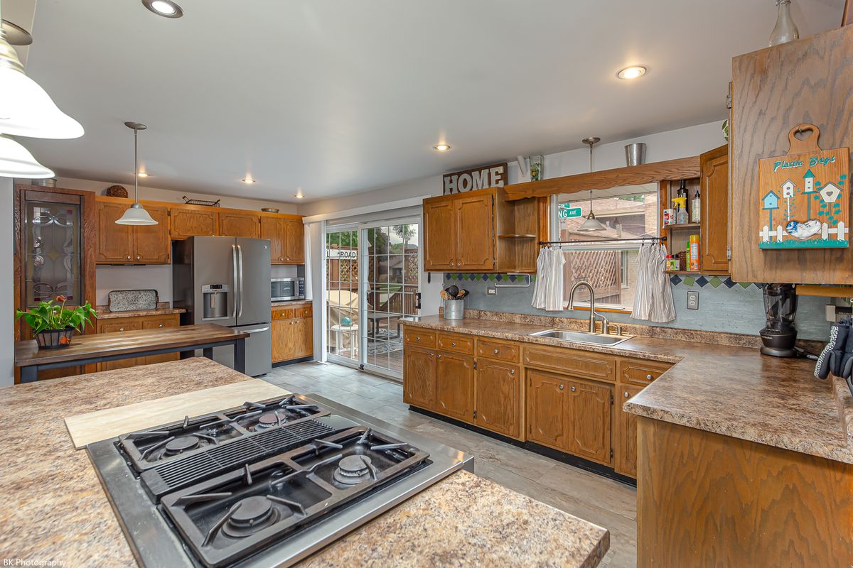 5400 W 83rd Place, Burbank, IL 60459