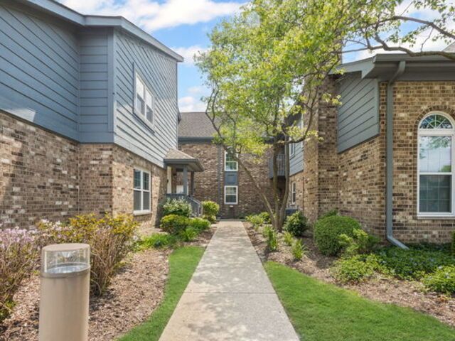 11 Foxcroft Road #11-127 — Naperville, IL 60565