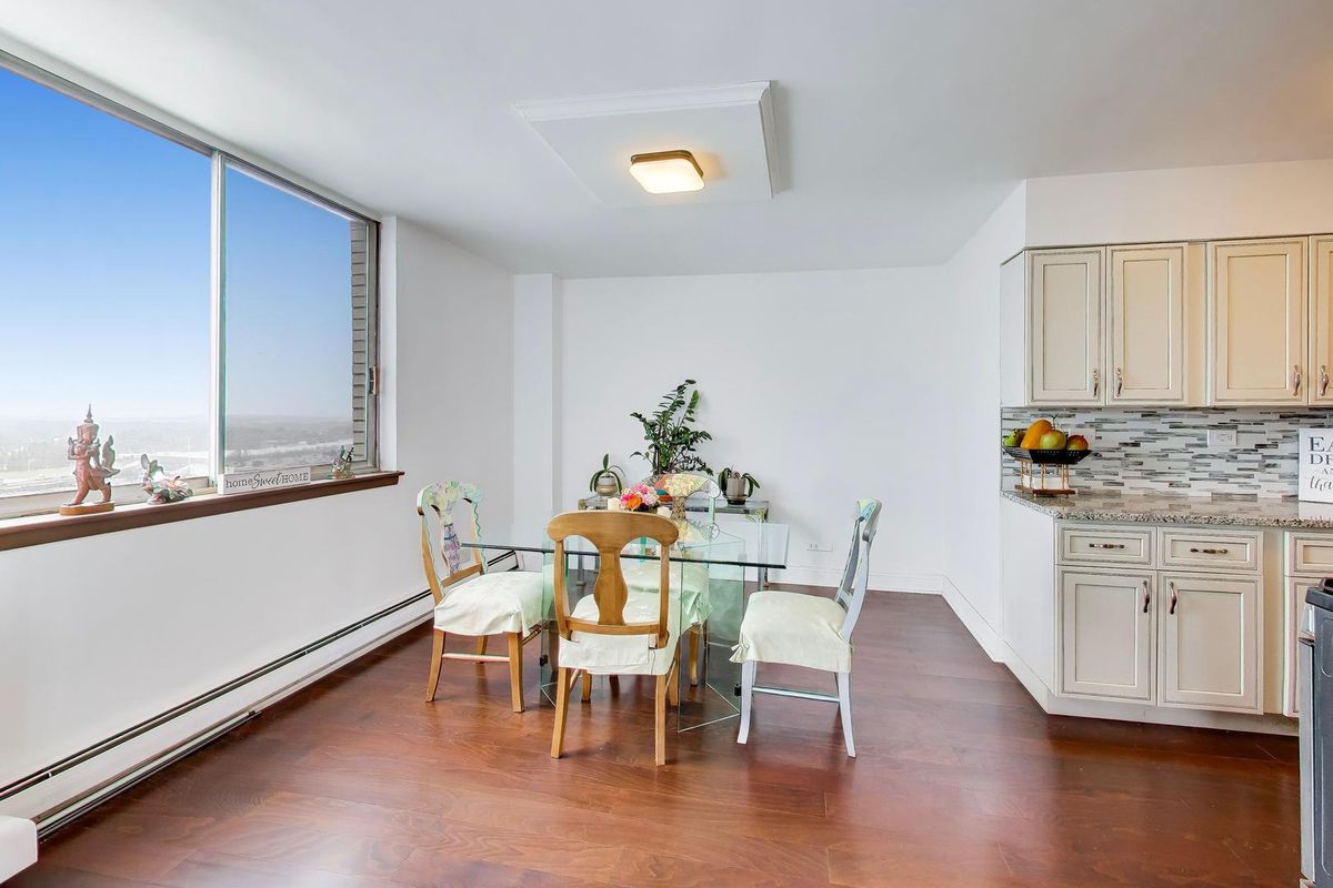 40 N Tower Road #16N, Oak Brook, IL 60523