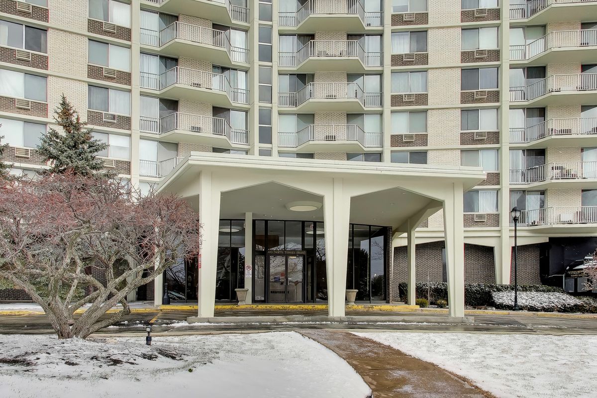 40 N Tower Road #16N, Oak Brook, IL 60523