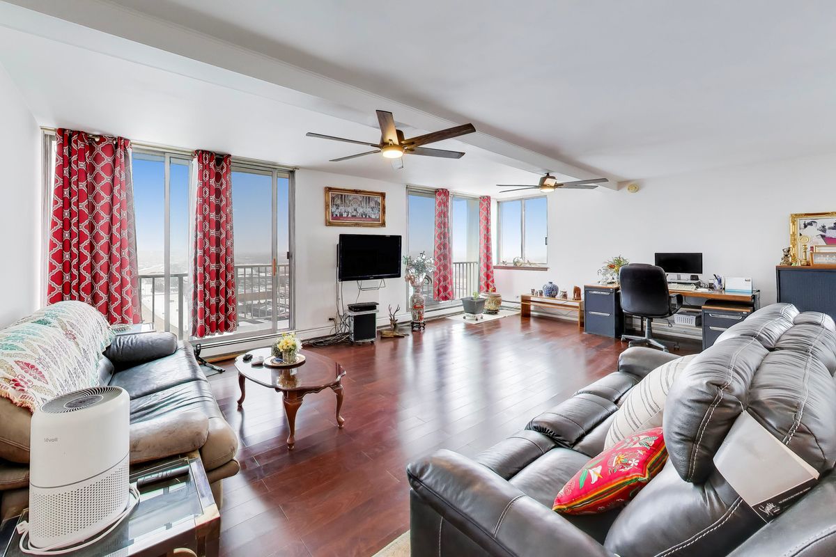 40 N Tower Road #16N, Oak Brook, IL 60523