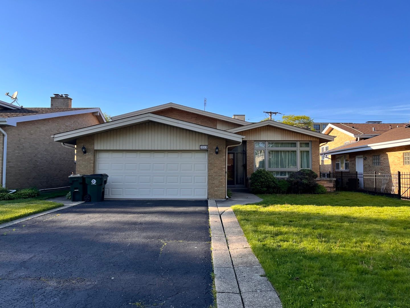 4640 W Estes Avenue — Lincolnwood, IL 60712