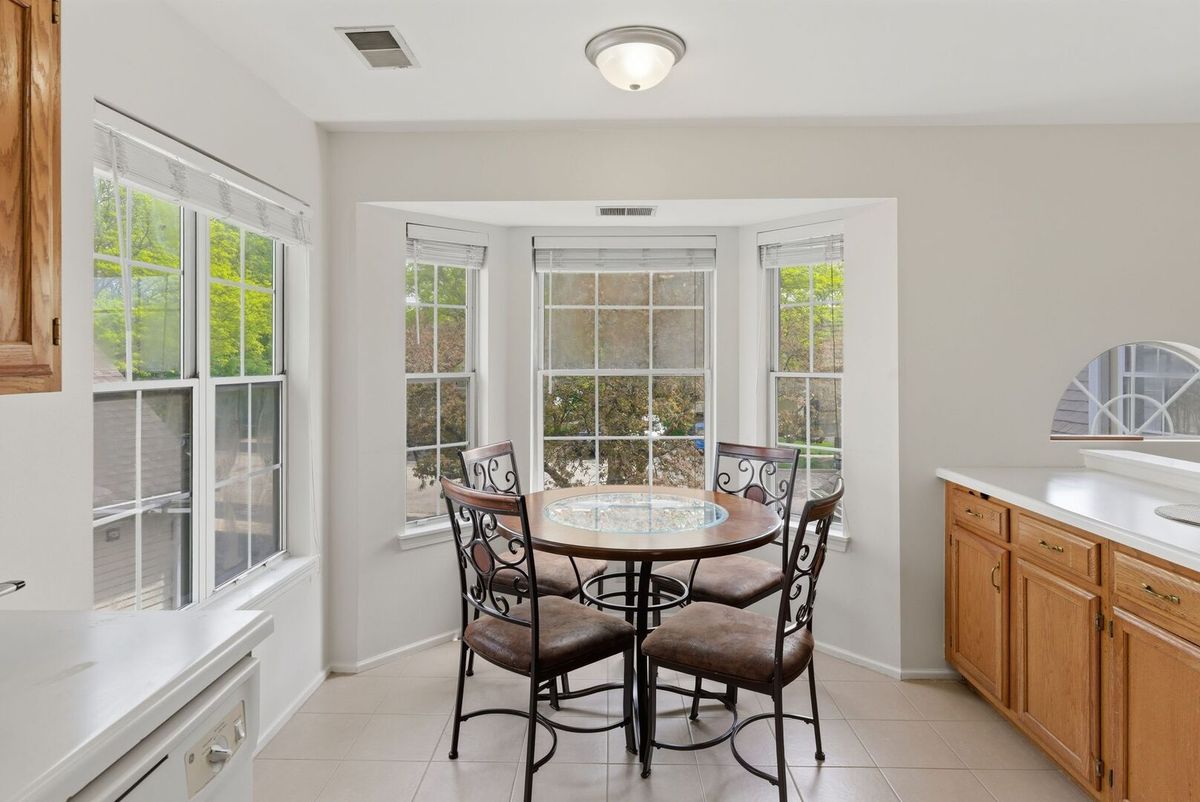 206 Glasgow Lane #B206, Schaumburg, IL 60194