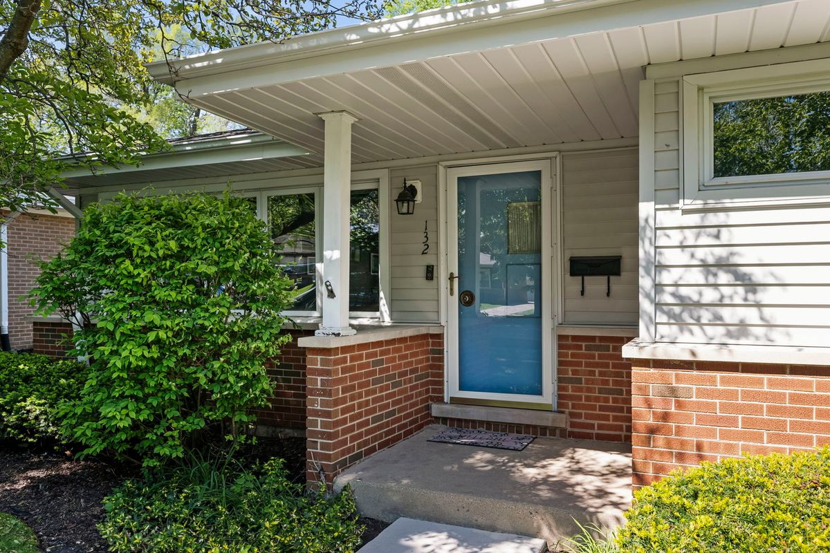 132 N PHELPS Avenue, Arlington Heights, IL 60004