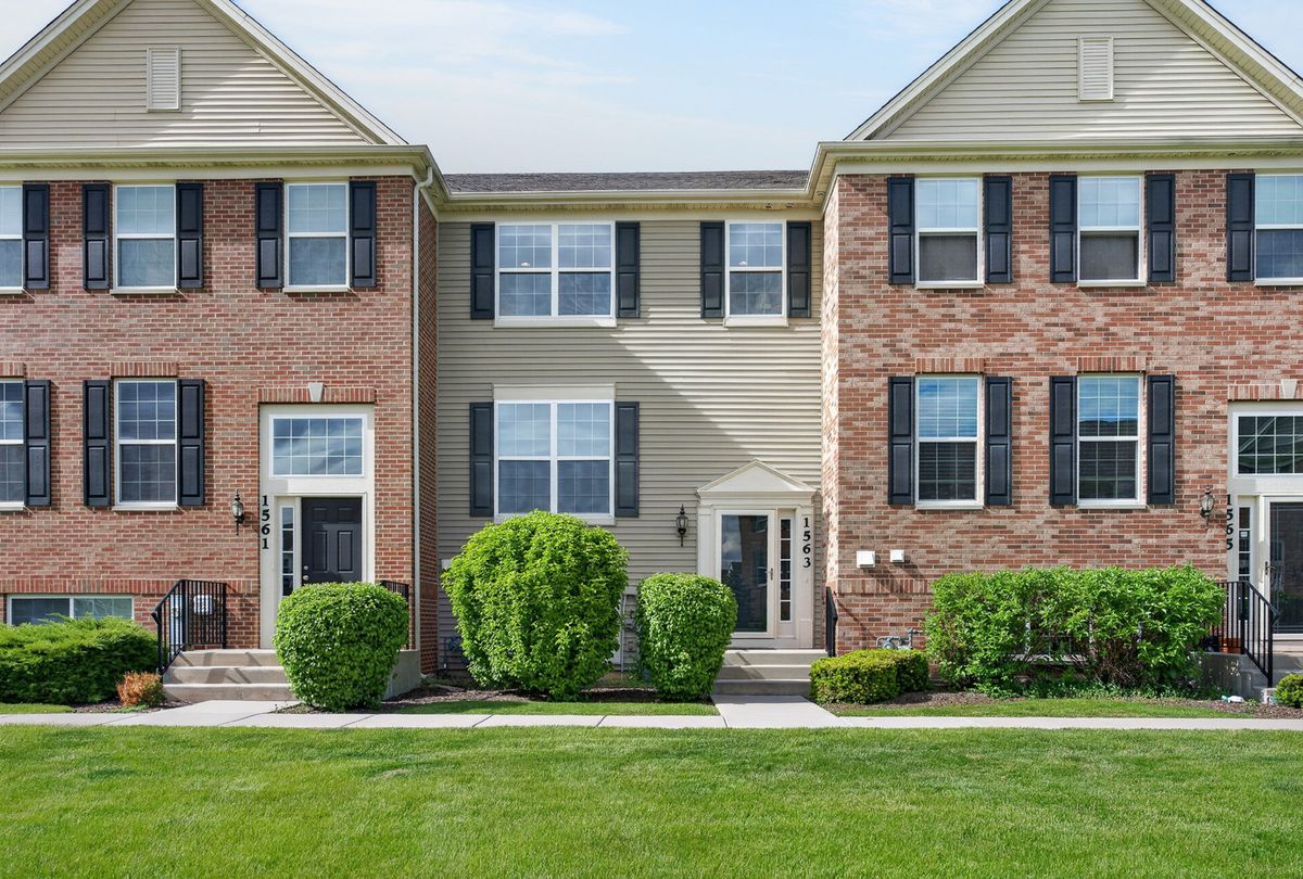 1563 Deer Pointe Drive, South Elgin, IL 60177