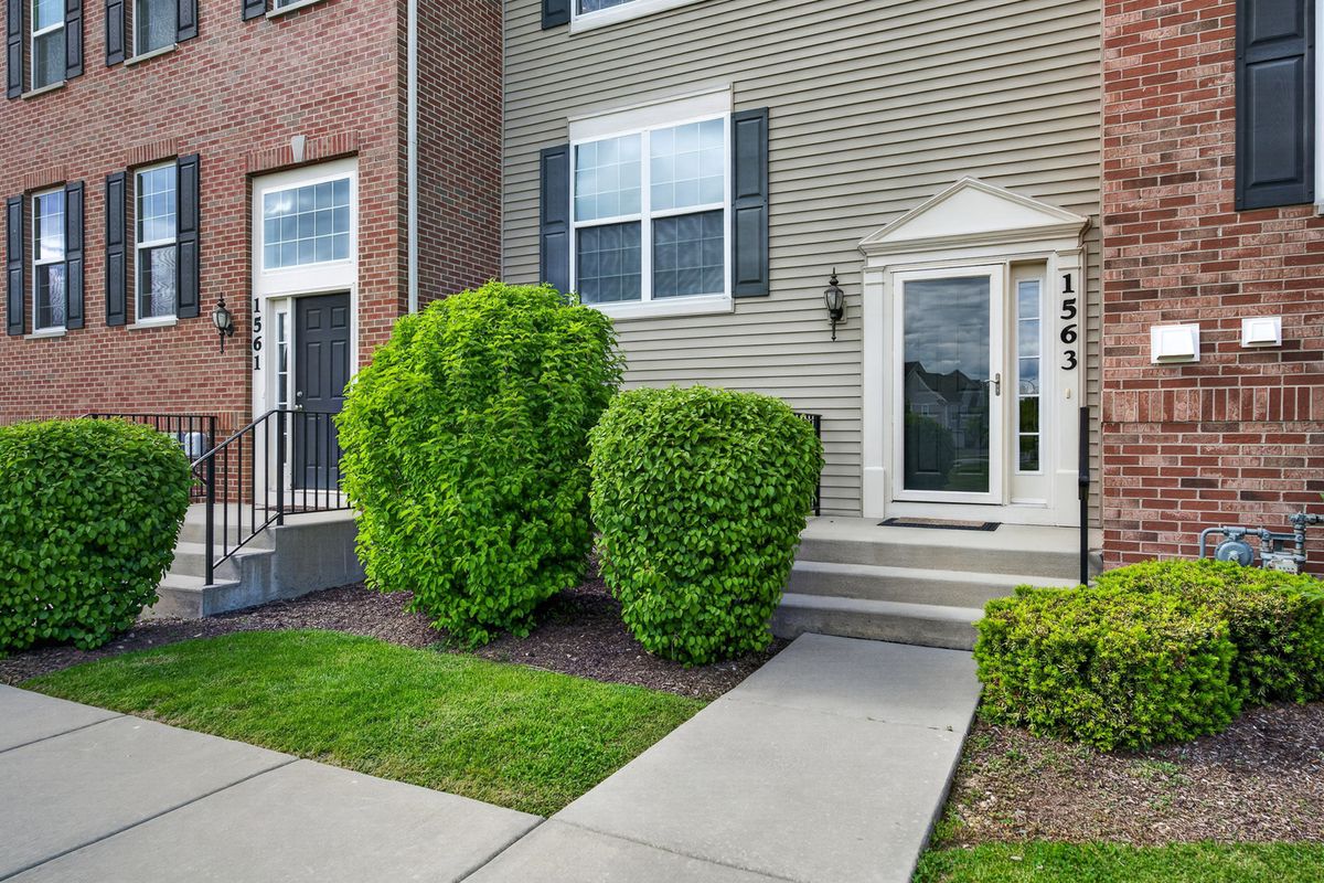 1563 Deer Pointe Drive, South Elgin, IL 60177