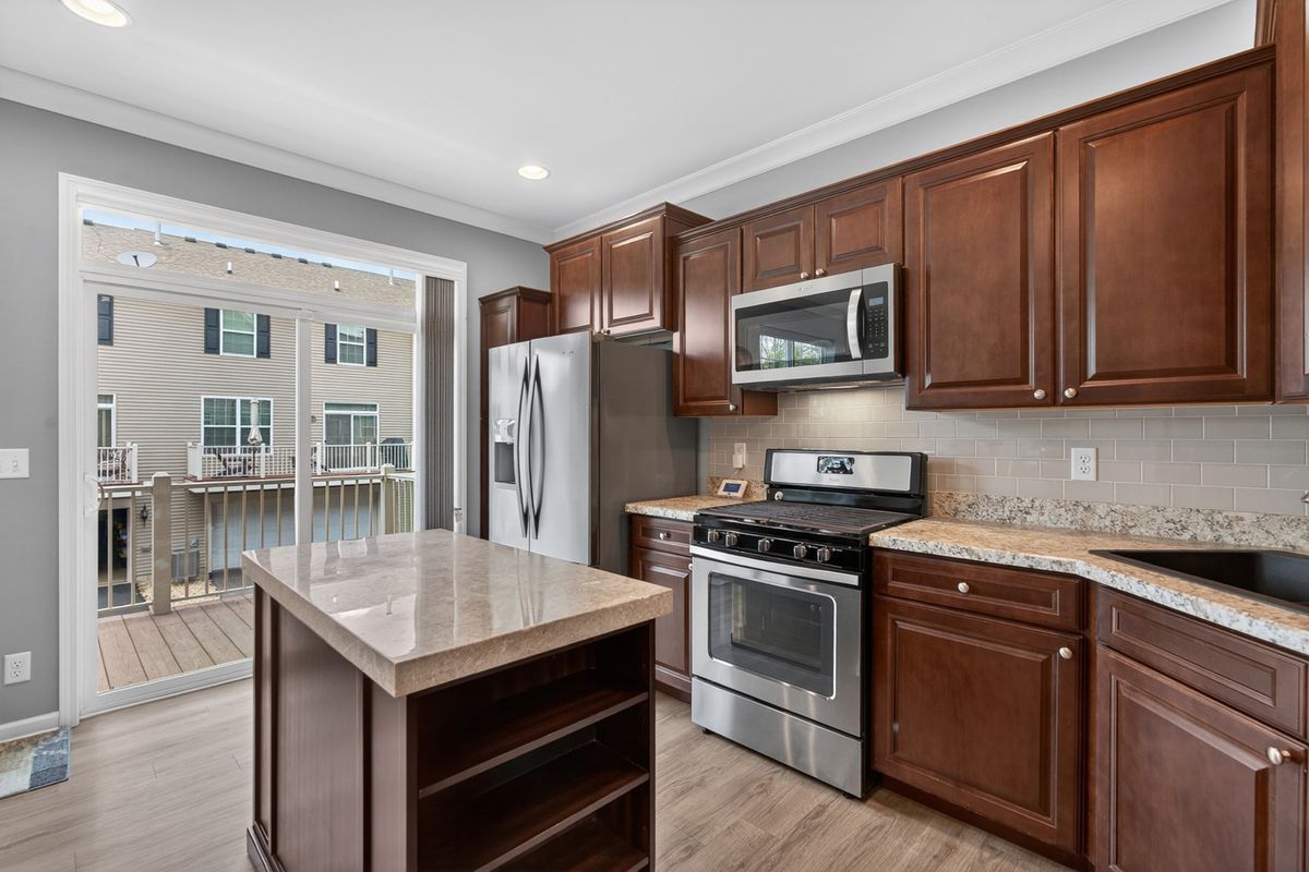 1563 Deer Pointe Drive, South Elgin, IL 60177
