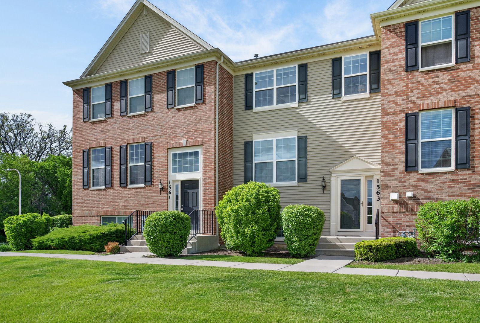 1563 Deer Pointe Drive — South Elgin, IL 60177