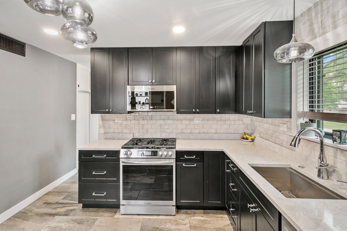 383 PARK Avenue, Wheeling, IL 60090