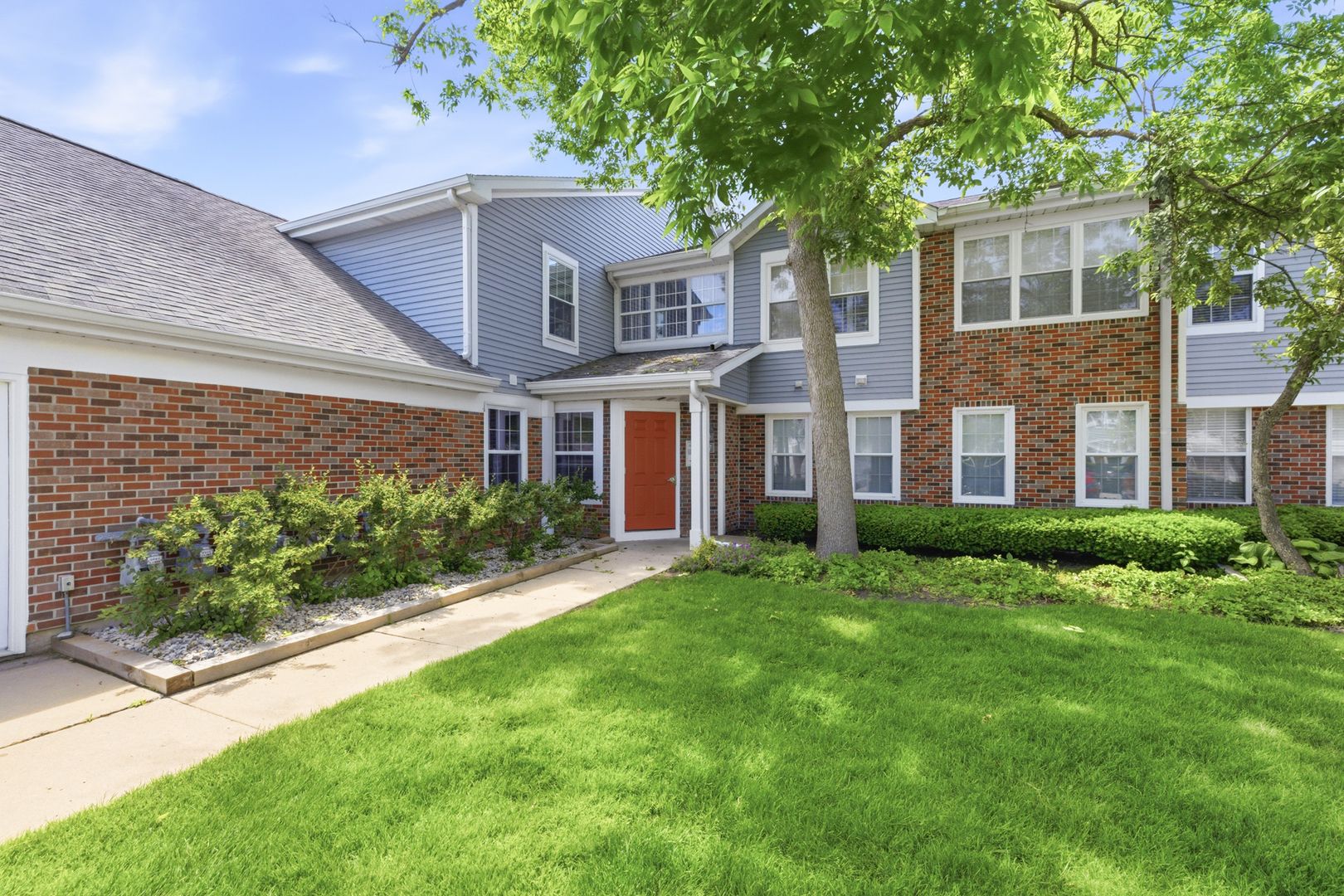 207 W Jennifer Lane #2-1A — Palatine, IL 60067