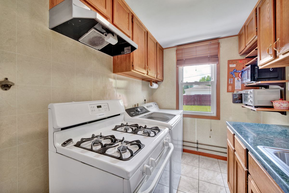 7936 S NASHVILLE Avenue, Burbank, IL 60459