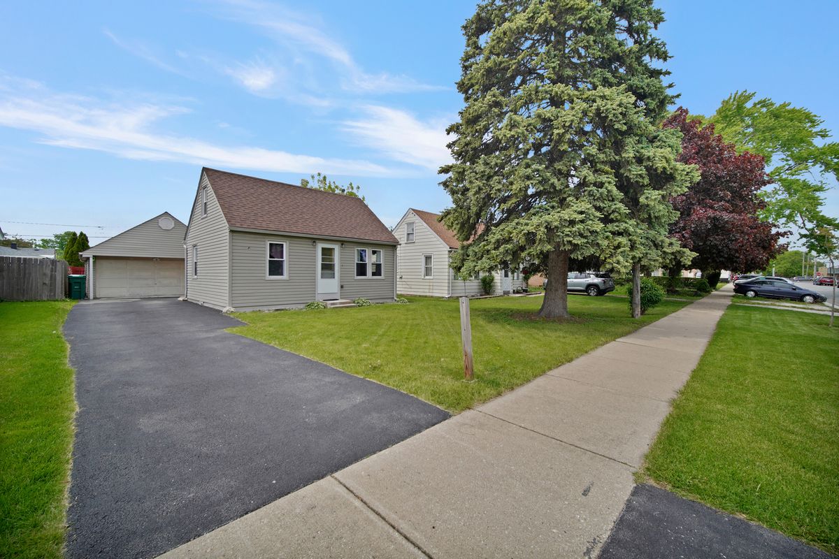 7936 S NASHVILLE Avenue, Burbank, IL 60459