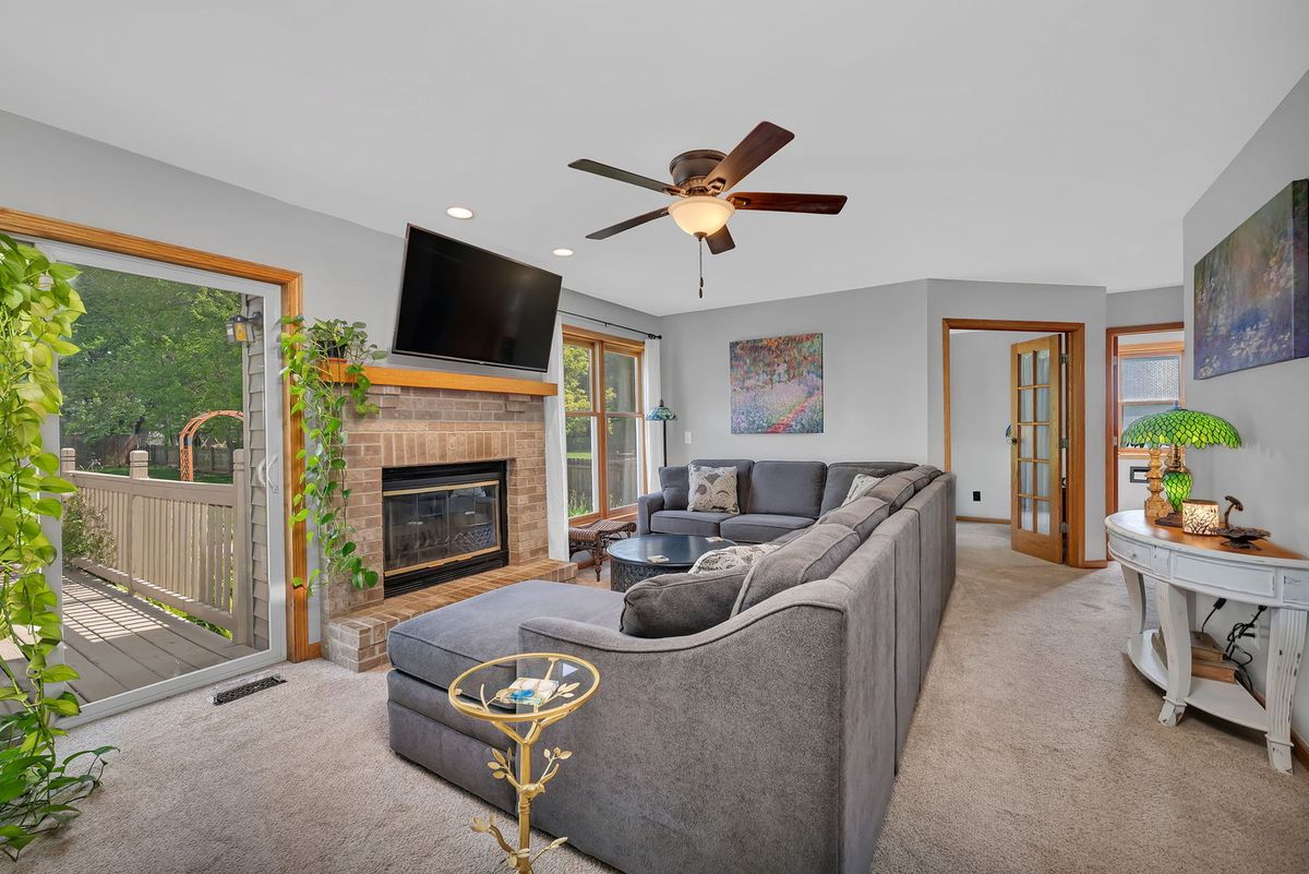 1622 Holiday Dr, Lake Holiday, IL 60548