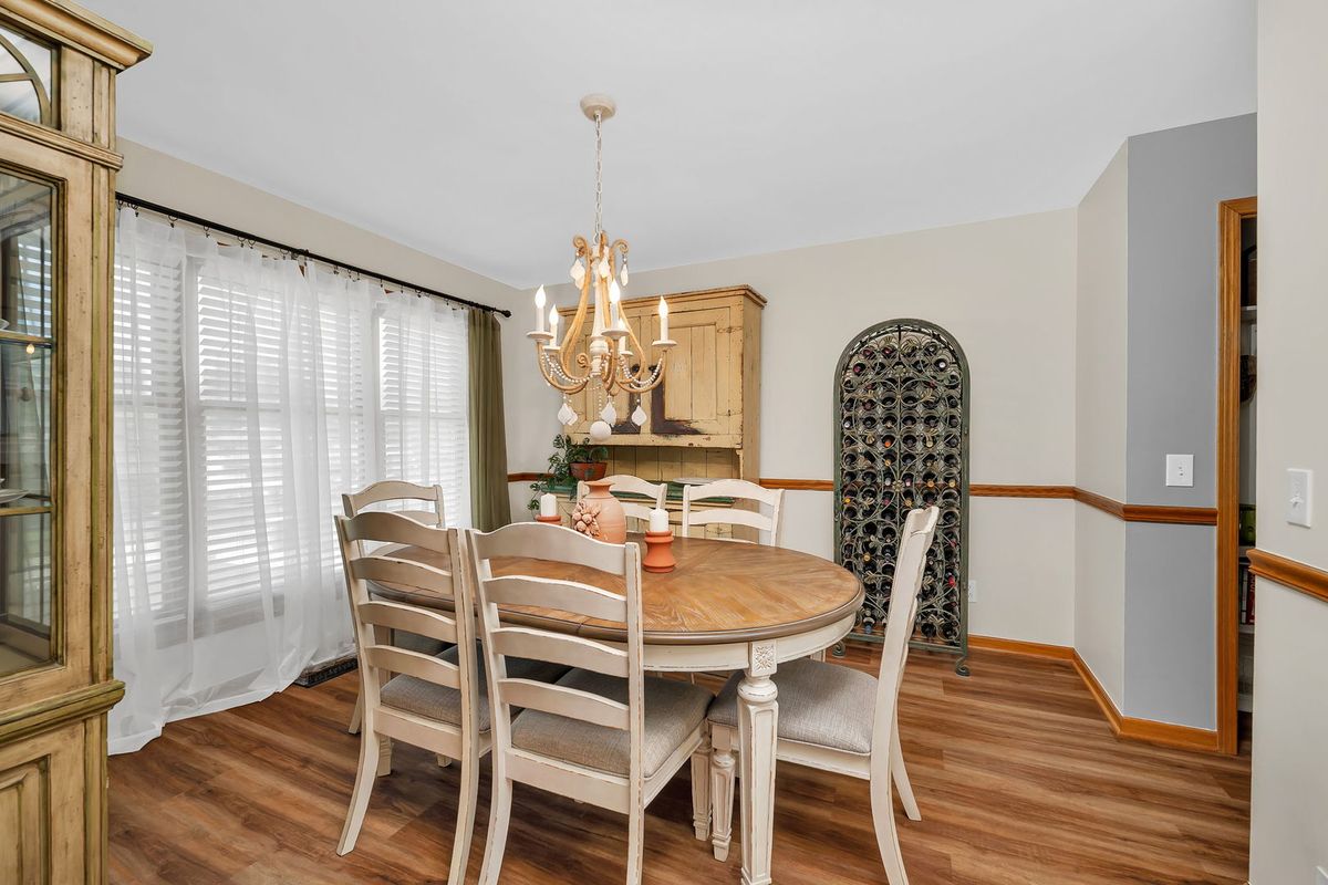 1622 Holiday Dr, Lake Holiday, IL 60548