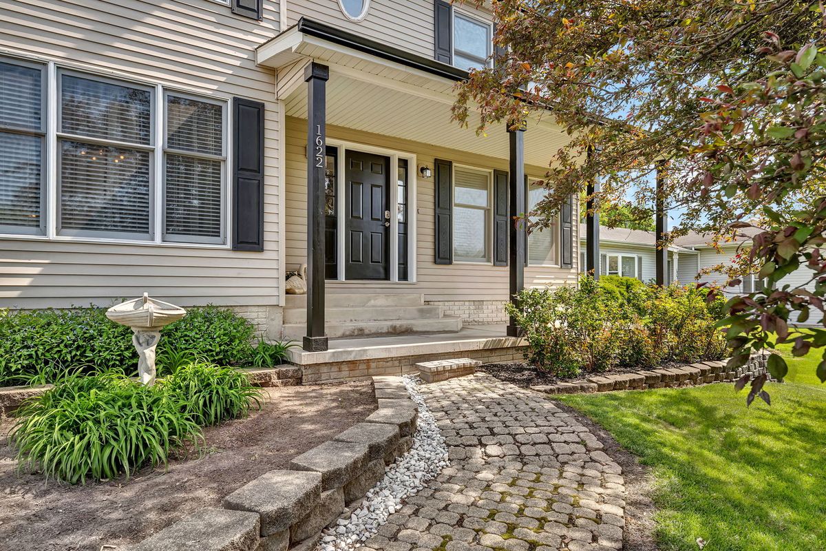 1622 Holiday Dr, Lake Holiday, IL 60548