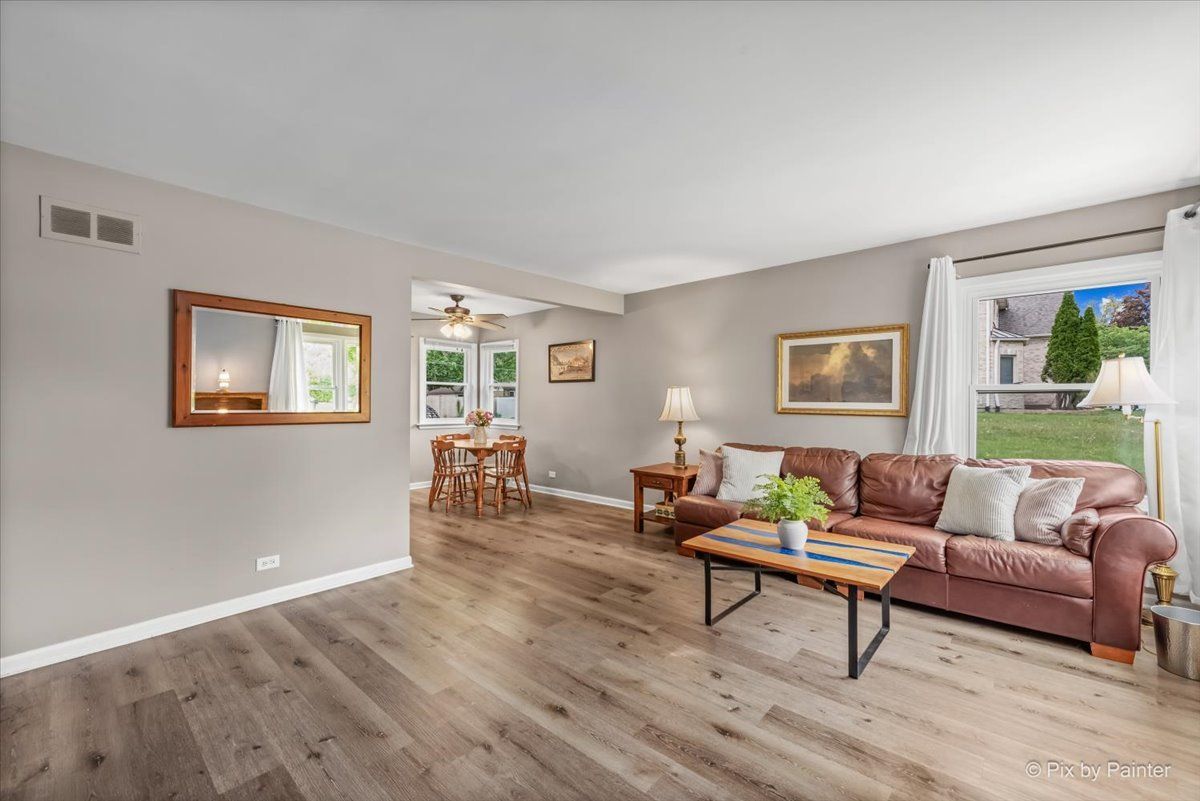 902 W Stonemill Avenue, Addison, IL 60101