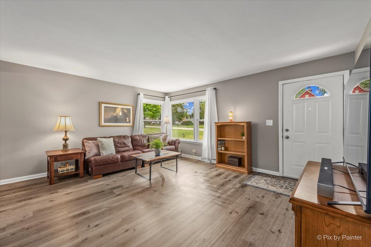 902 W Stonemill Avenue, Addison, IL 60101