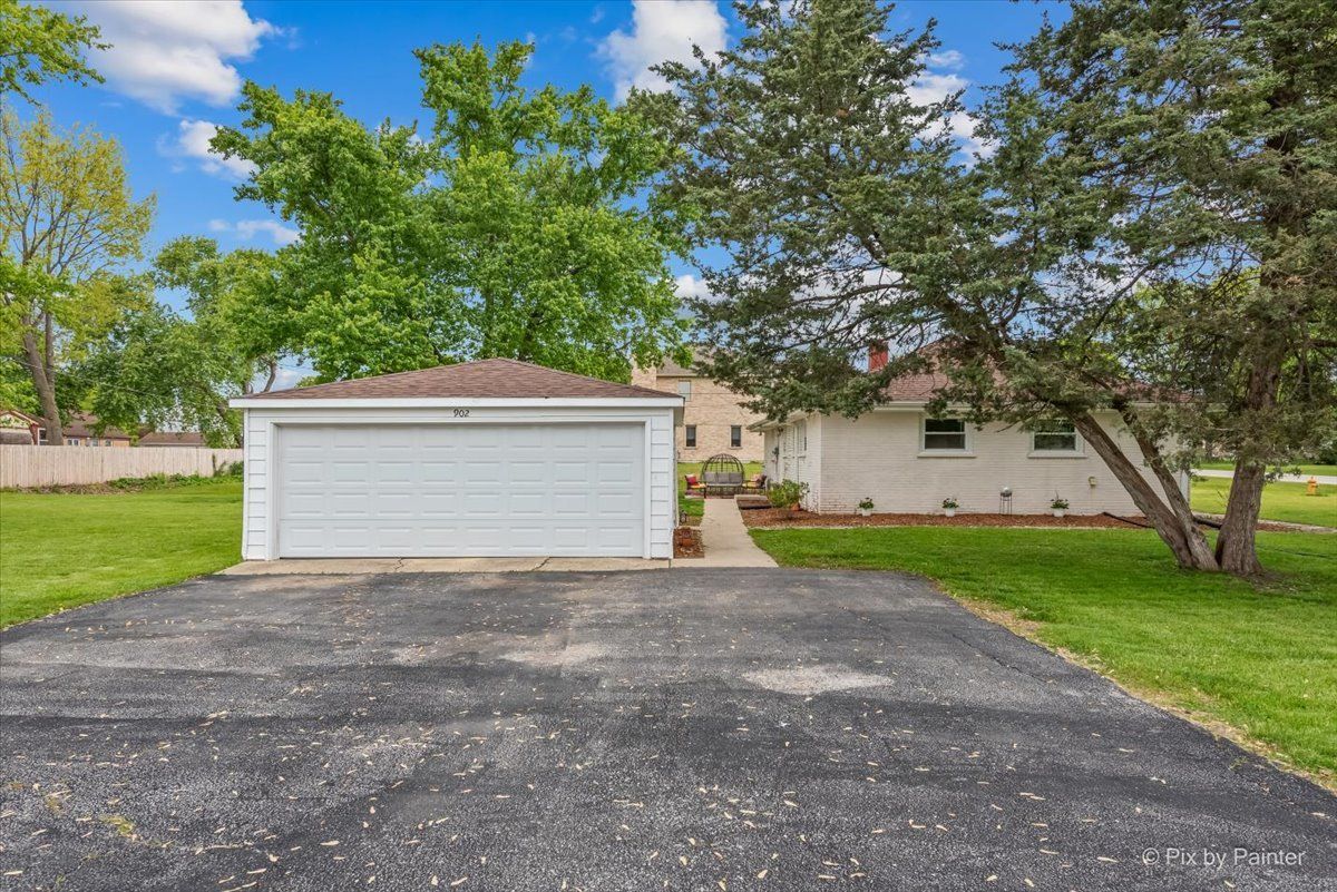 902 W Stonemill Avenue, Addison, IL 60101