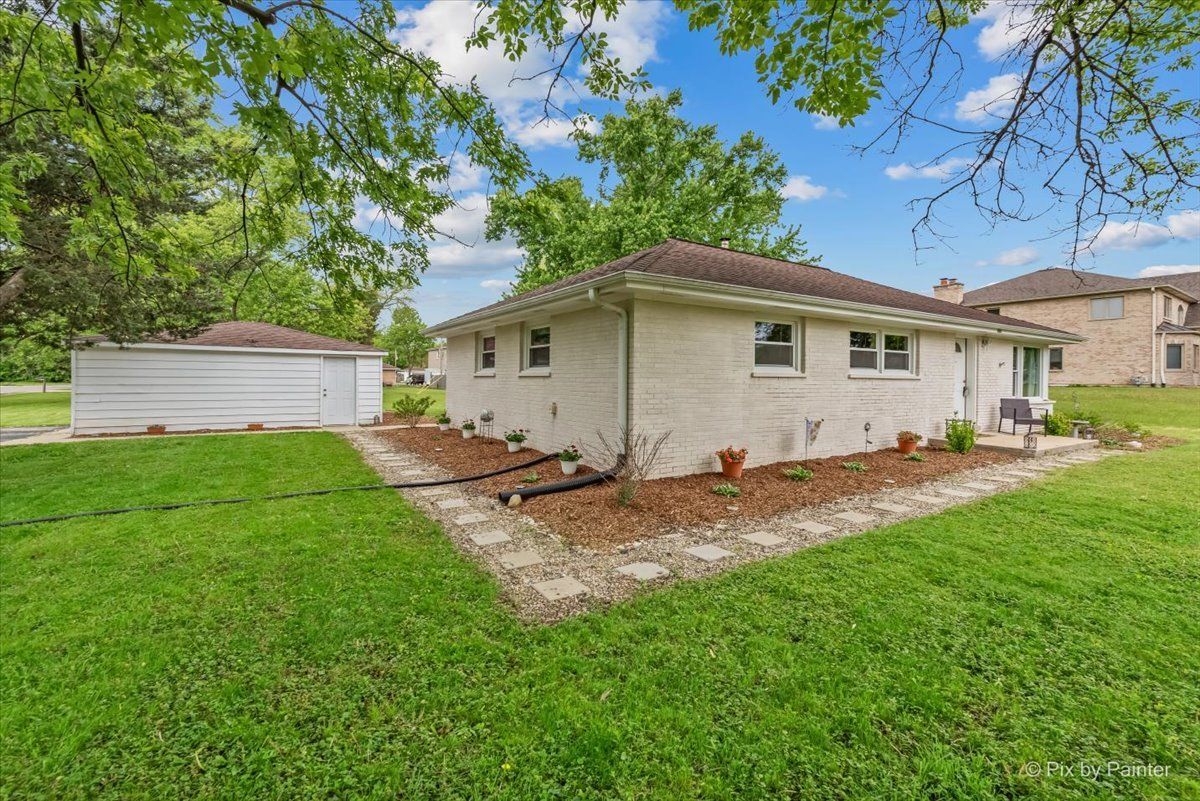902 W Stonemill Avenue, Addison, IL 60101