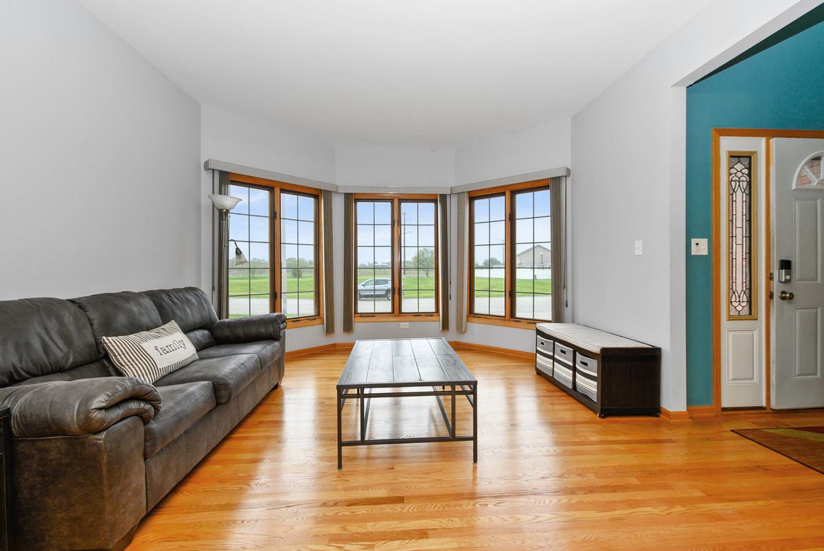 815 Meadow Path, Manteno, IL 60950