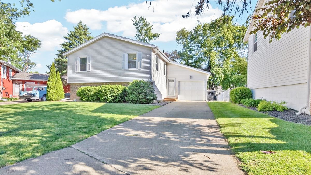 5 Siesta Court, Bloomington, IL 61704