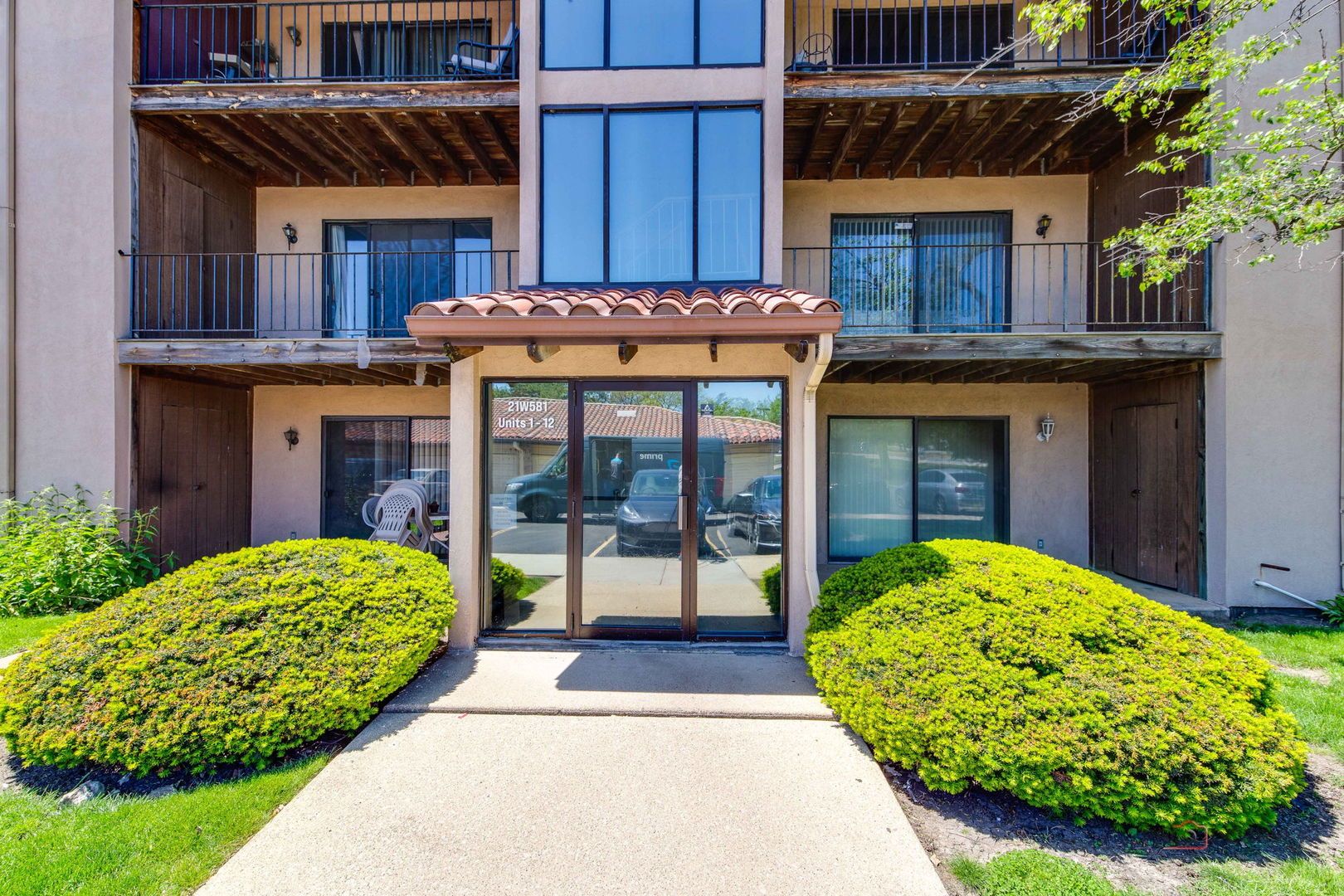 21W581 NORTH Avenue #5 — Lombard, IL 60148