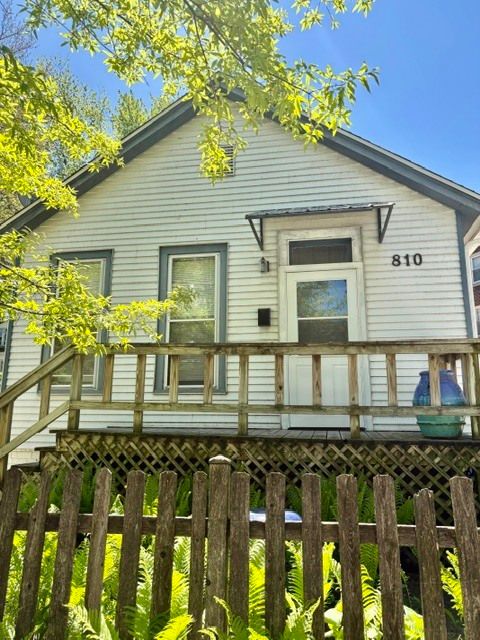 810 Simpson Street, Evanston, IL 60201