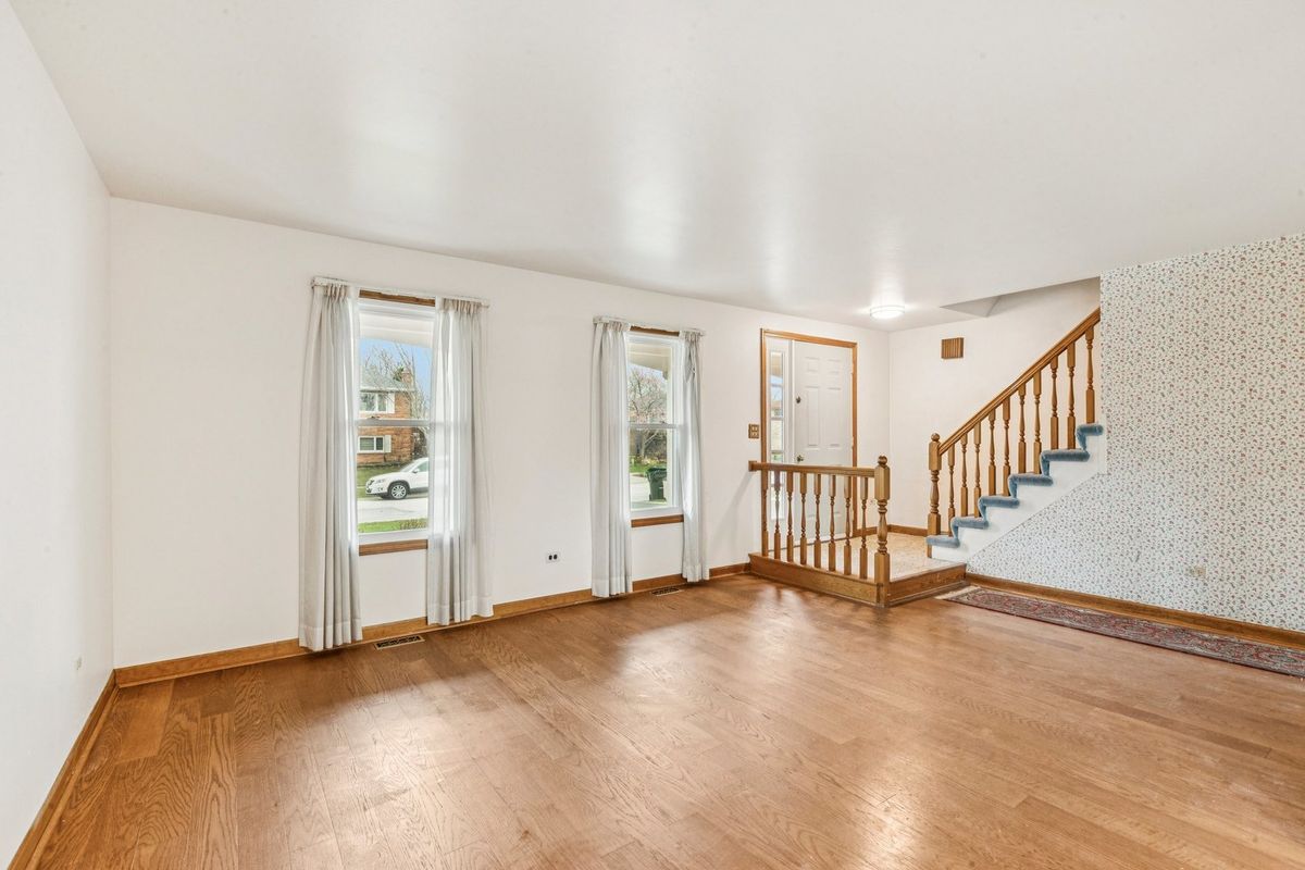 18604 Carpenter Street, Homewood, IL 60430