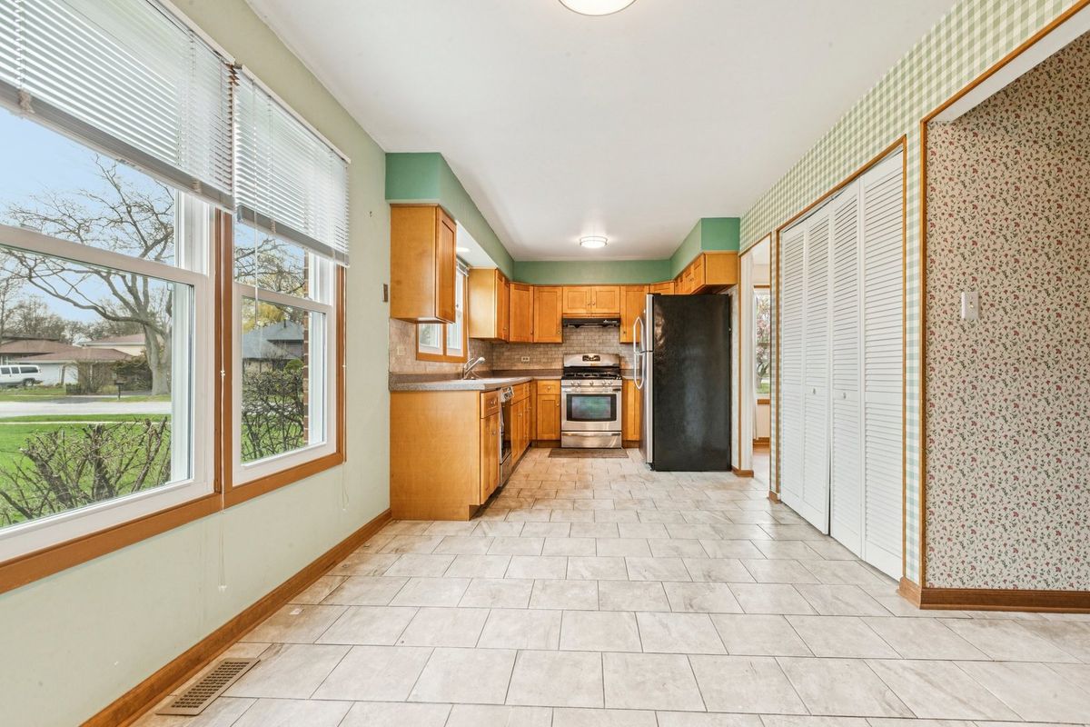 18604 Carpenter Street, Homewood, IL 60430