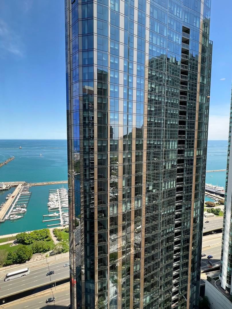 211 Harbor Drive, Chicago, IL 60601