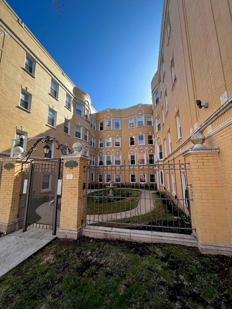 7411 Hoyne Avenue, Chicago, IL 60645