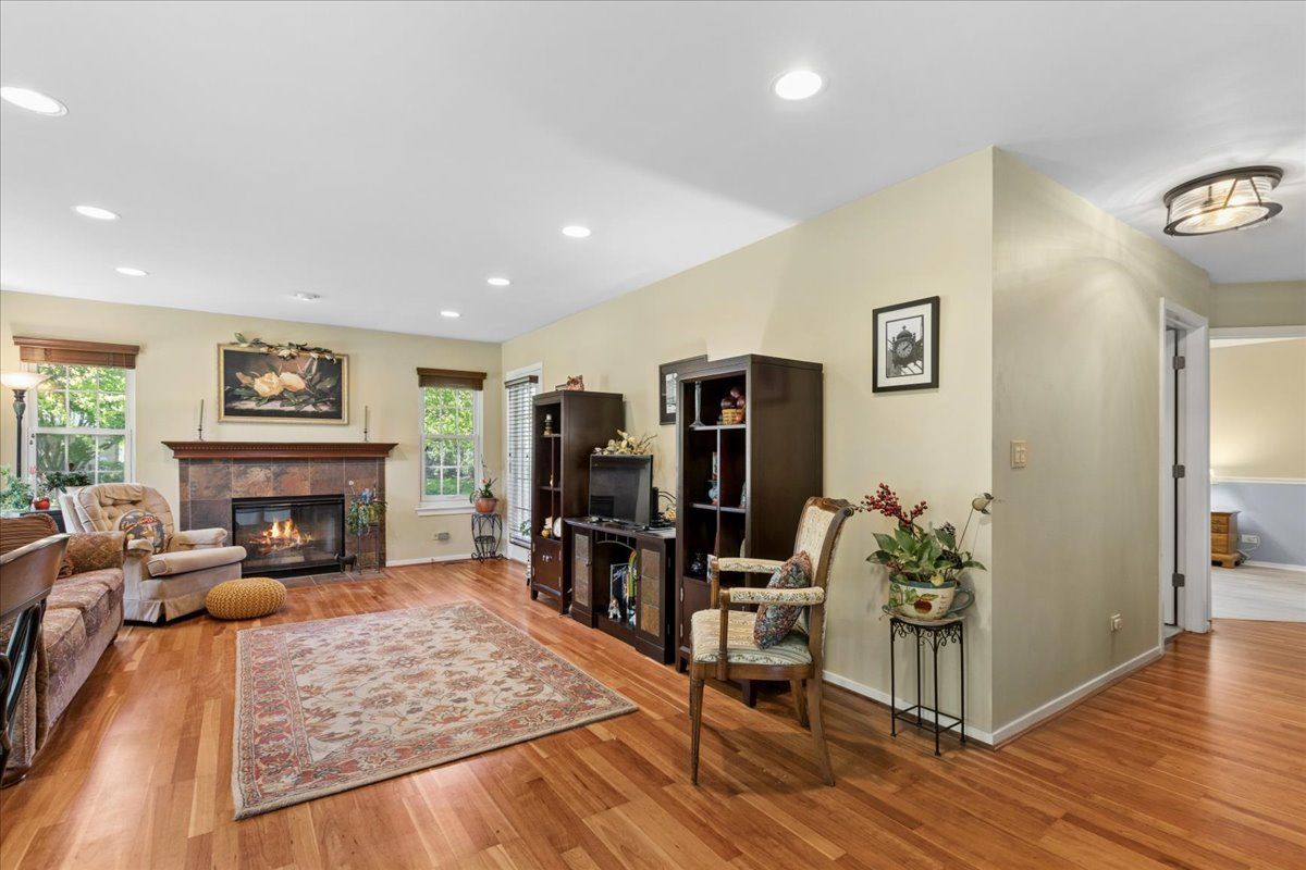 1230 S Wellington Court, Buffalo Grove, IL 60089
